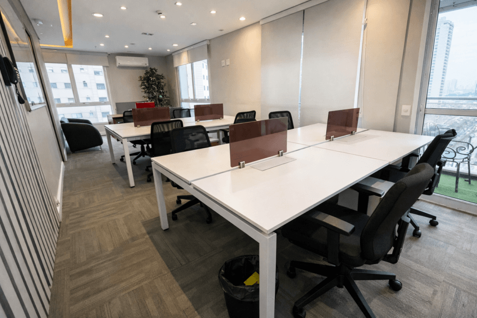 Espaço de coworking em São Bernardo do Campo com estações de trabalho modernas e ambiente profissional
