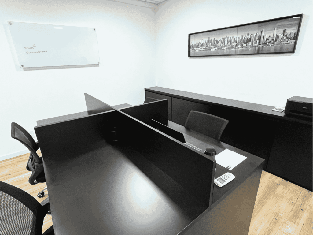 Espaço de coworking da Viiwork São Caetano com estações de trabalho em ambiente corporativo