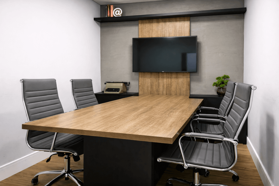 Sala de reunião moderna em coworking em São Bernardo do Campo, equipada para reuniões profissionais